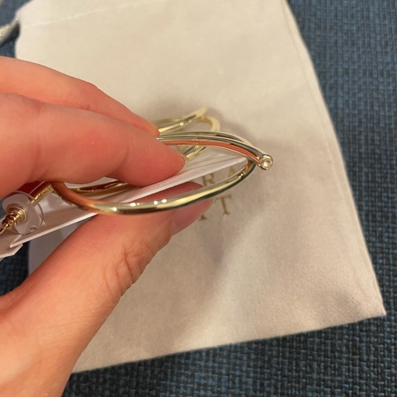 $ firm Kendra Scott Gold Hoops - Picture 3 of 3